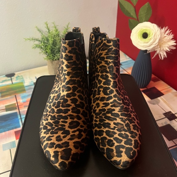 Born- Beautiful & Sleek Leopard Print Booties NWT 8.5 - Picture 7 of 12